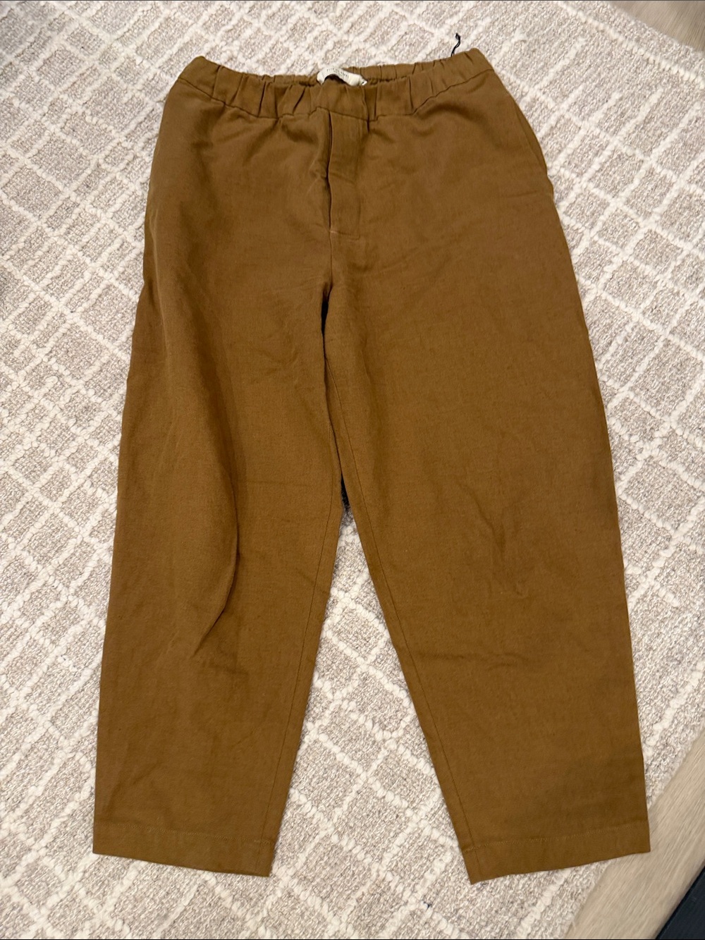 7115 by Szeki, relaxed barrel trouser. Linen- blend fabric. Barely worn.